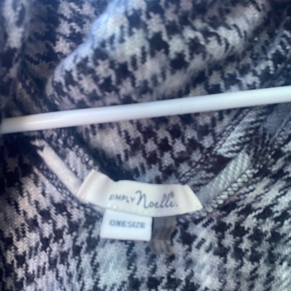 Simply by noelle hooded poncho - Picture 4 of 4